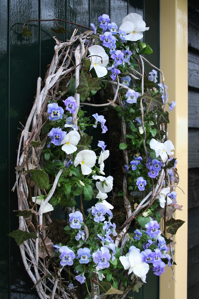 Wreath with blue and white pansies - Cloverhome.nl