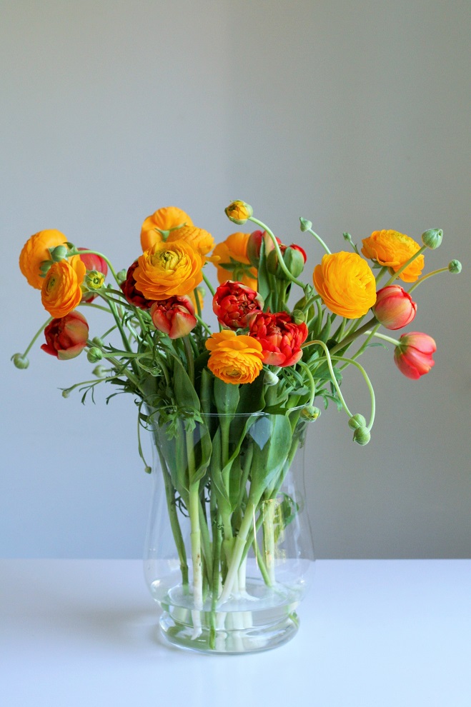 Ranunculus and tulips from the flower market - Cloverhome.nl