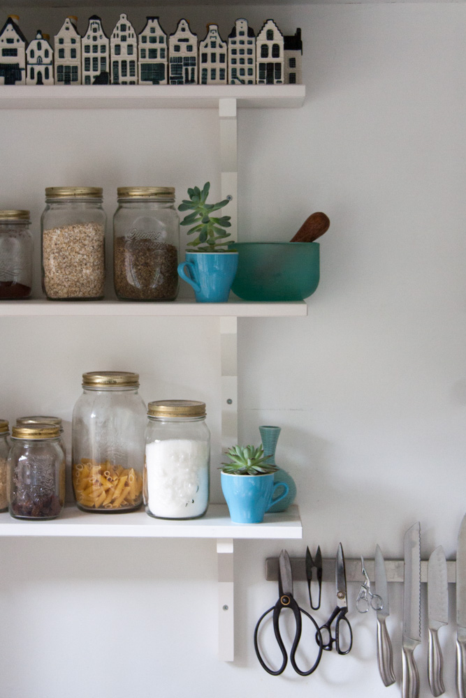 White kitchen shelves - Cloverhome.nl