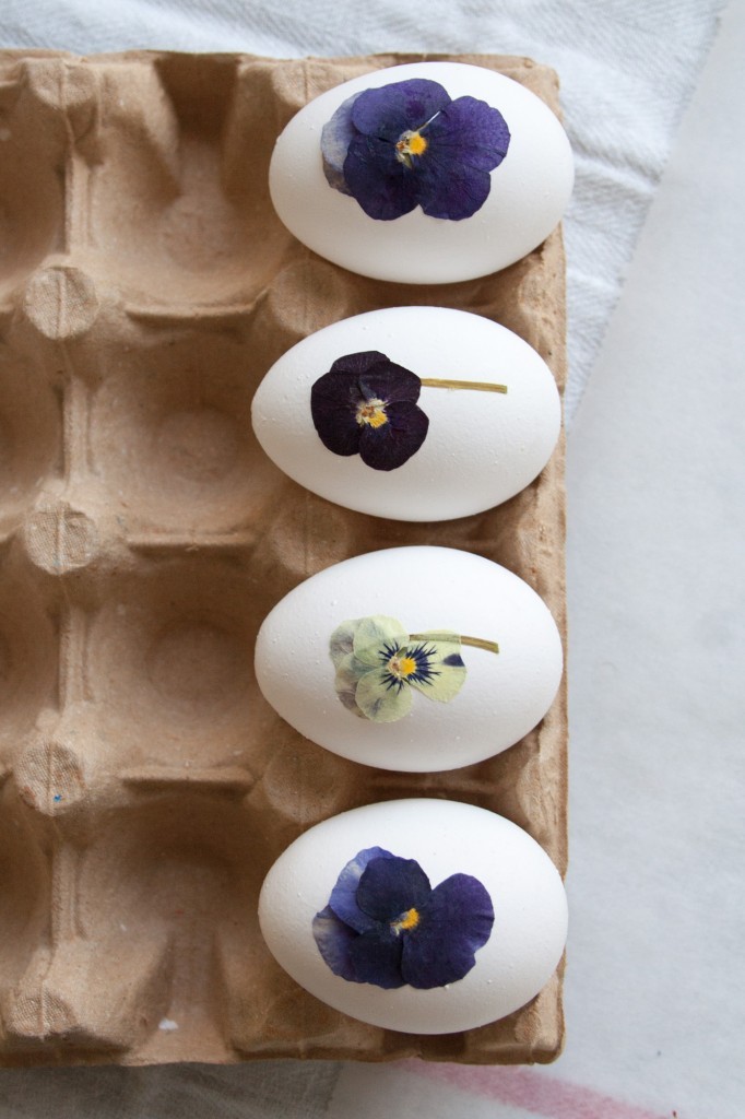 DIY pressed flower Easter eggs – This Easter egg decorating idea is an easy and affordable project. All you need are eggs and pressed flowers. I used pansies because they are some of the best flowers to dry. They are small and flat and they seem to hold their colour very well. Simply apply them to the eggs using wallpaper paste - Cloverhome.nl