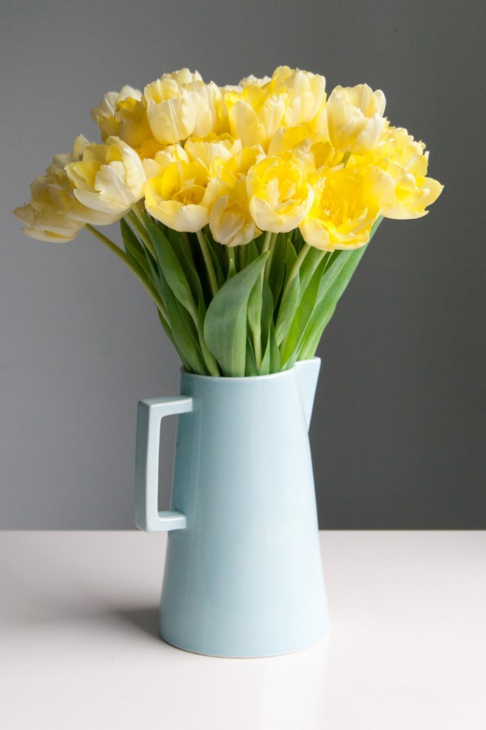 5 reasons to grow your own flowers: tulips in a jug - Cloverhome.nl