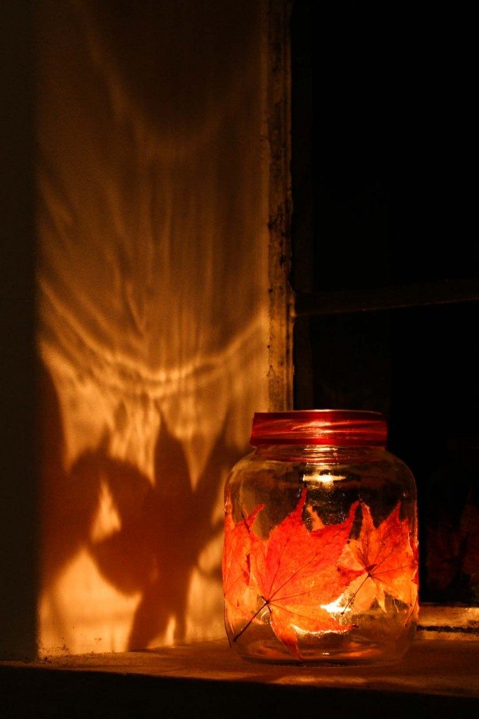 You can also use the leaves to make pretty lanterns, by applying leaves to an empty jar. Place a candle inside and watch it light the room with beautiful orange and red autumn colours - Cloverhome.nl