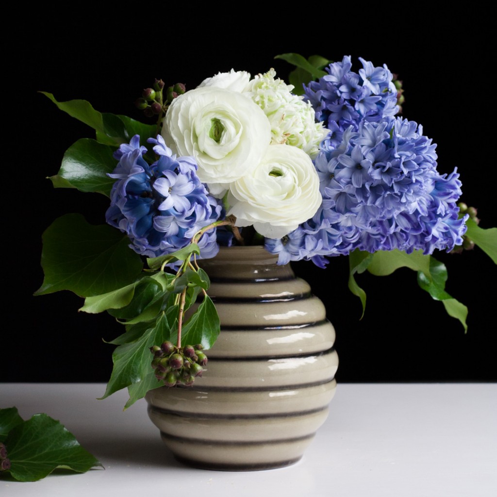 Make a spring flower arrangement of purple hyacinths and white ranunculus, with step-by-step instructions - Cloverhome.nl