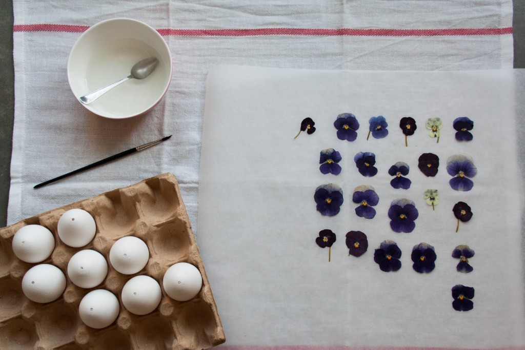DIY pressed flowers Easter eggs - Cloverhome.nl