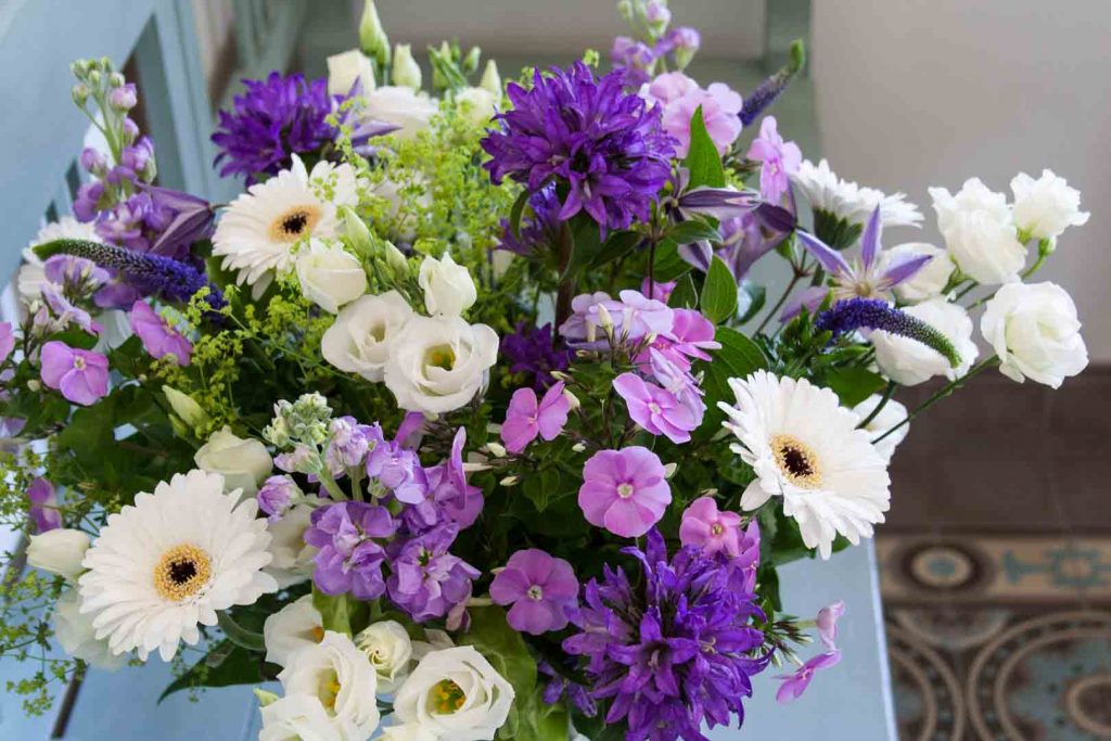 Do you know what the ingredients of a perfect mixed flower bouquet are? A mixed flower bouquet features different types of flowers. Focal flowers, base flowers, spires, vines, fillers, and foliage. Have a closer look at this beautiful arrangement in shades of purple and violet. Do you like it and want to know more? Click the link to learn some interesting floral facts and how to get the most out of your flower bouquet – Cloverhome.nl
