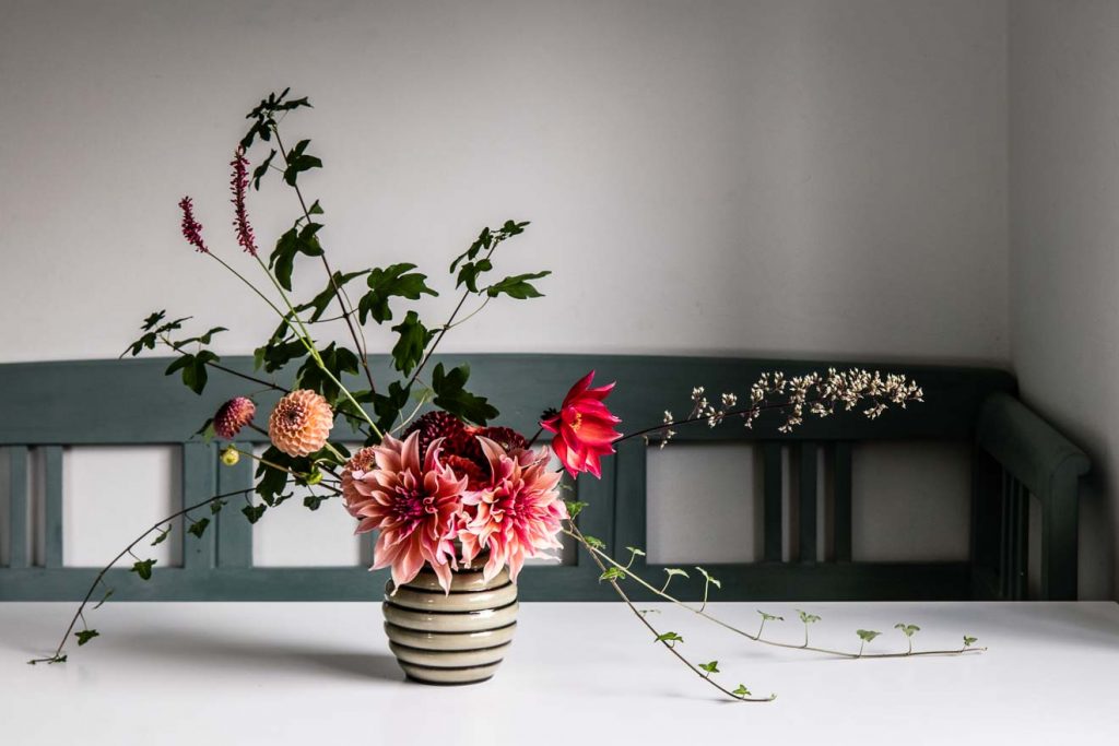 A flower arrangement doesn't have to be difficult, here are 5 easy floral arrangement ideas with dahlias, with different flower and foliage combinations - Cloverhome.nl