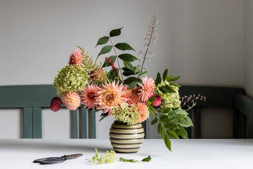 A flower arrangement doesn't have to be difficult, here are 5 easy floral arrangement ideas with dahlias, with different flower and foliage combinations - Cloverhome.nl