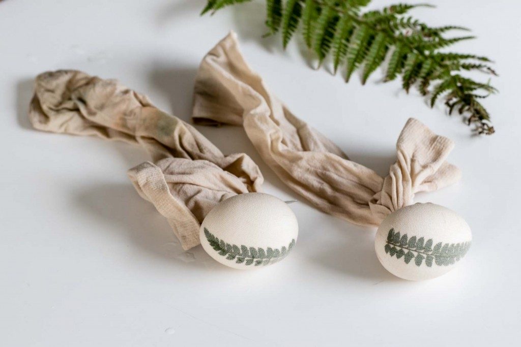 These botanical Easter eggs are an easy and inexpensive Easter decoration. All you need are eggs, egg dye and some leaves from your garden. Use fern leaves or flowers as an imprint - Cloverhome.nl