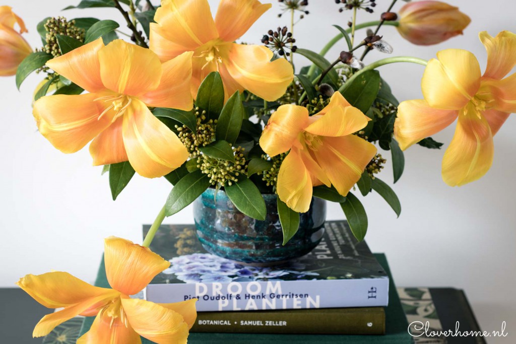Join me in this blog post where I show you how to make the most of a bunch of tulips and create a simple tulip flower arrangement - Cloverhome.nl